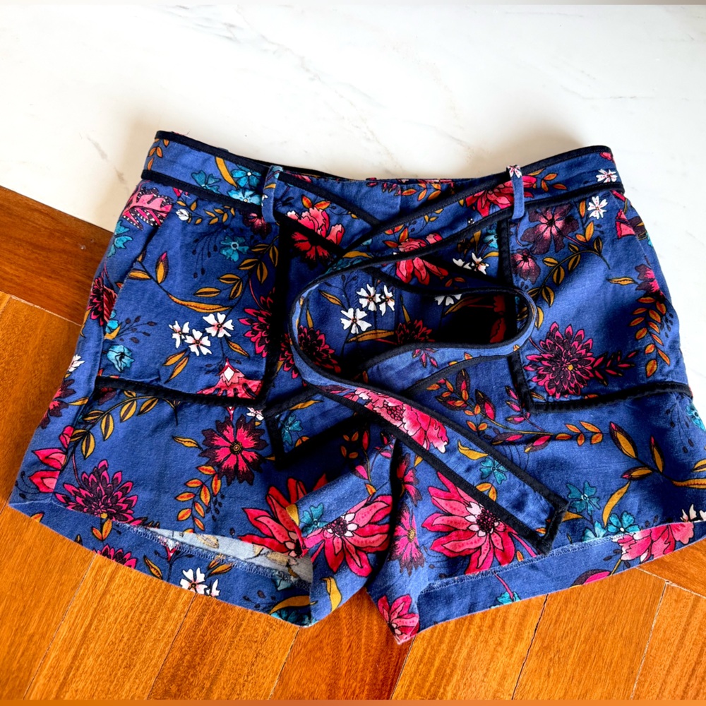 LOFT Floral Navy Women's Shorts Tie Belt Summer Colorful Flowers Short Size 2